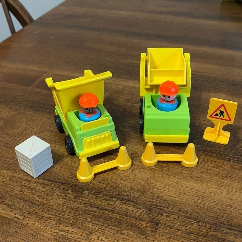Vintage Fisher Price CONSTRUCTION VEHICLE AND LITTLE PEOPLE WORKERS LOT 0F 8
